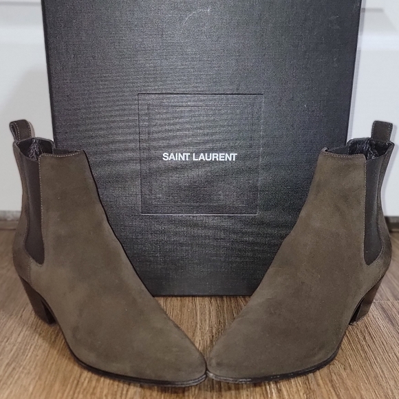 🌟MAKE an OFFER🌟                    STUNNING Olive Green EUC Chelsea bootie 38 - Picture 1 of 5